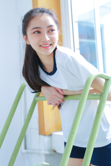 公咬着小娇乳H边走边欢视频